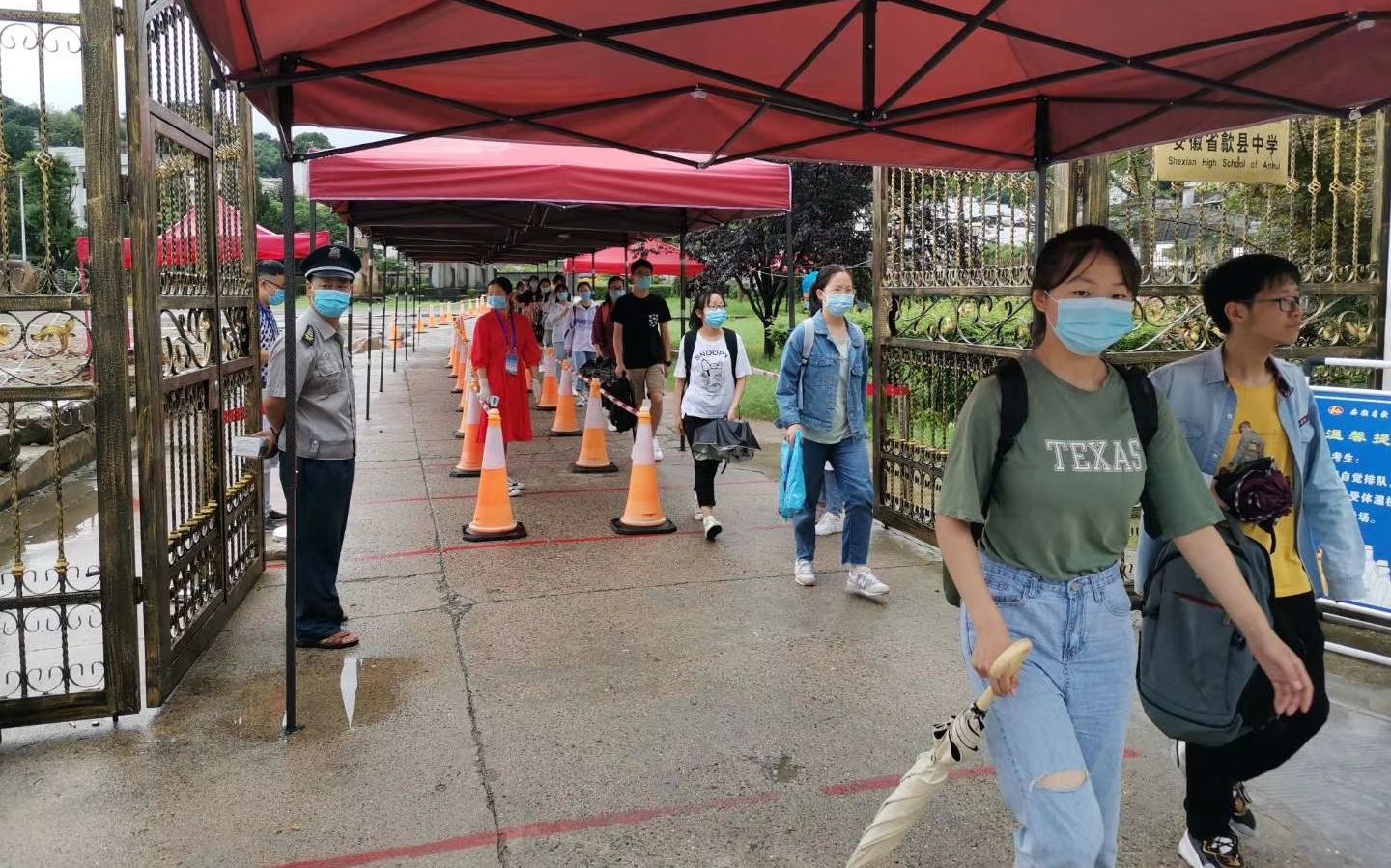 7月9日上午,歙县雨过天晴,考生顺手进入歙县中学考场,参添末了镇日的高考。受访者供图