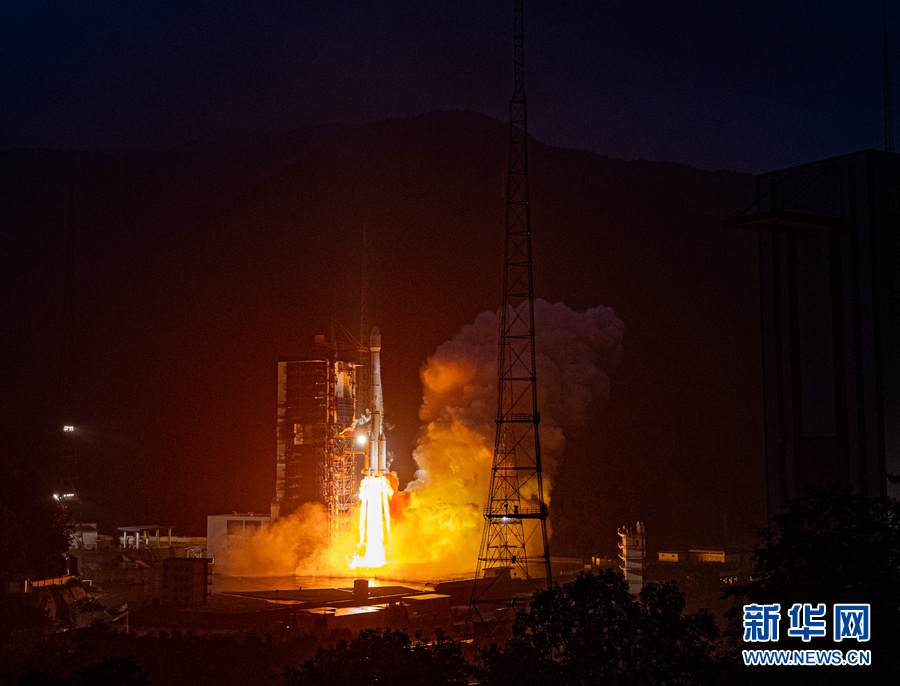 7月9日20时11分,我国在西昌卫星发射中心用长征三号乙运载火箭,成功将亚太6D卫星送入预定轨道,发射获得圆满成功。 新华社发(郭文彬 摄)