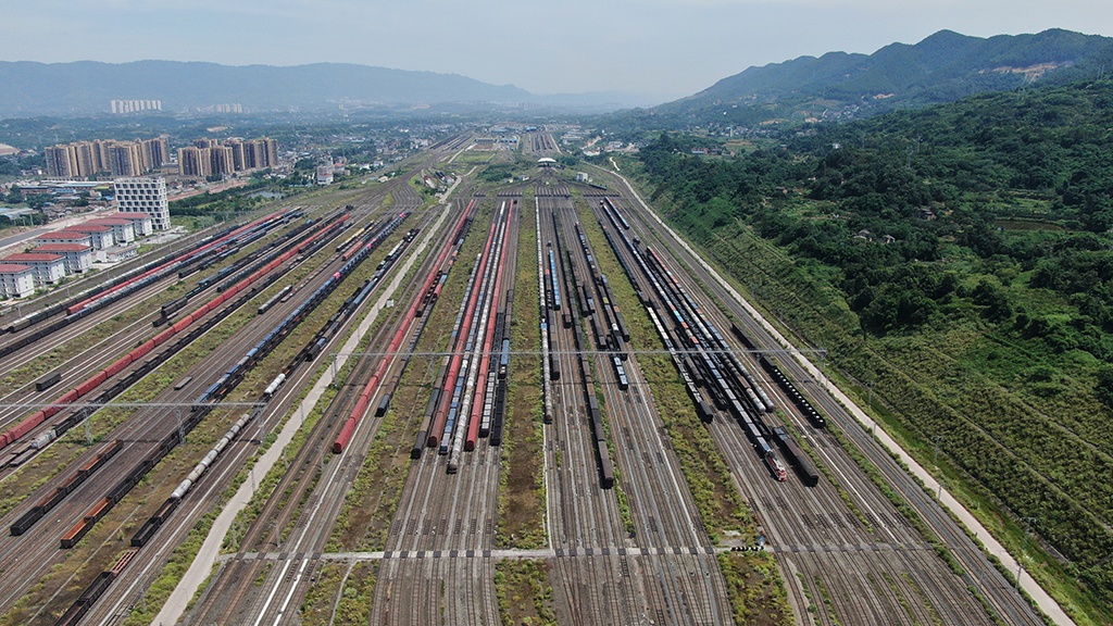 高温下的坚守:铁路编组场里的工务人