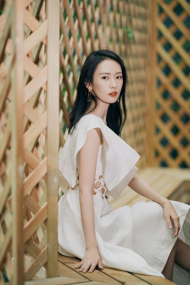 "顾佳"童瑶就是气质好,穿白色斜肩连衣裙妩媚迷人,气场太赞了|童瑶|斜