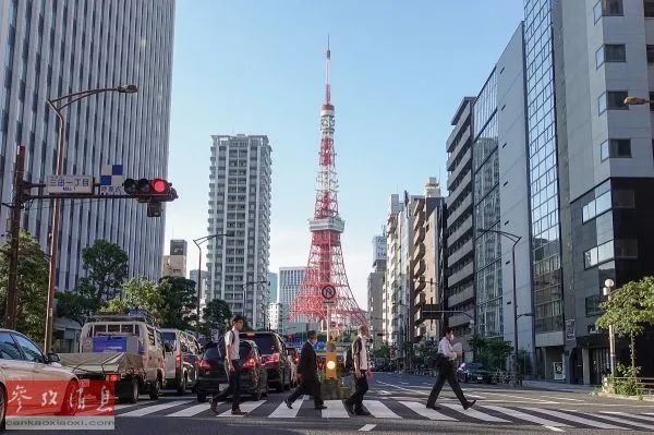 ▲资料图片：7月2日，在日本东京，人们戴口罩出行。（新华社记者 杜潇逸 摄）