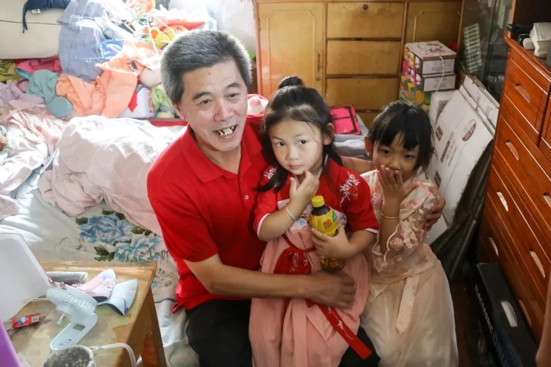 王文斌和两个外孙女