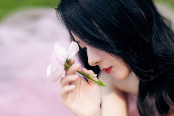 赵丽颖一袭粉嫩波点裙拍写真 温柔可爱人比花娇太养眼