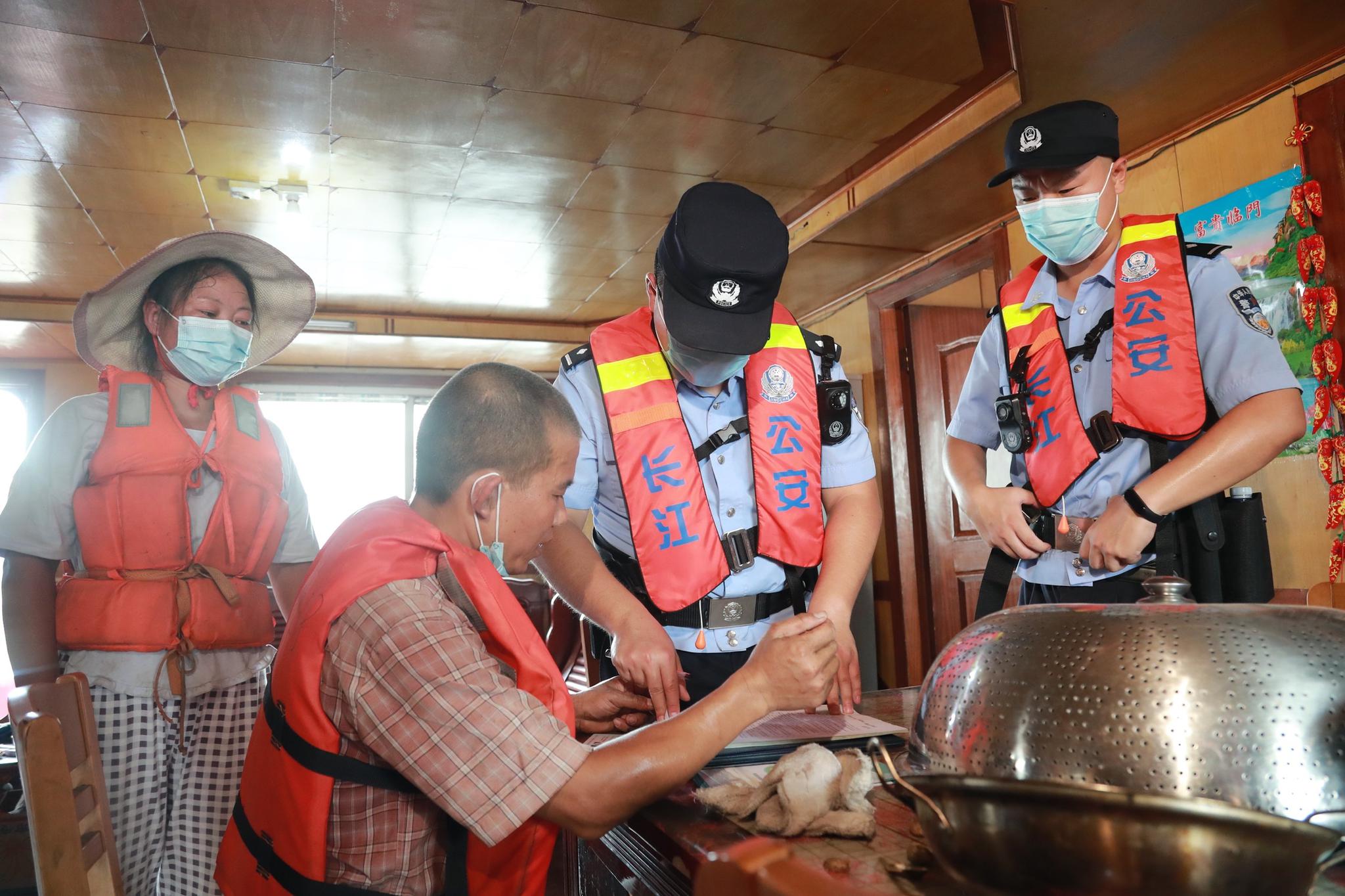  长江航运公安局南通分局与当地渔业主管部门开展联合巡查执法行动。 张建鑫 图