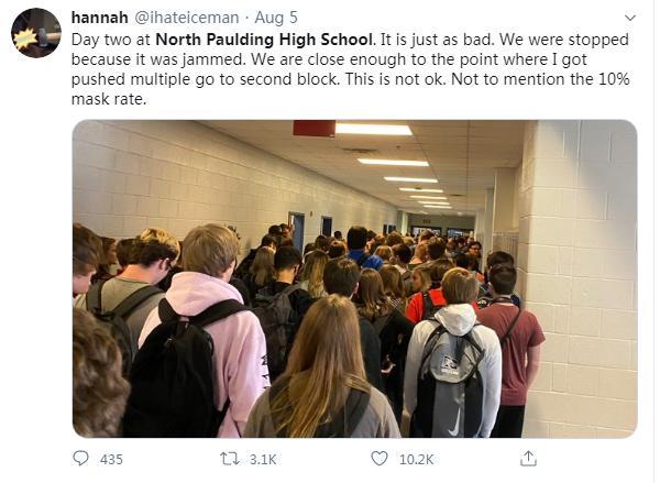 美佐治亚州一名高中生汉娜·沃特斯在学校拍摄了一张学生们挤在走廊上的照片，引发网友热议。图片来源：社交媒体账号截图。