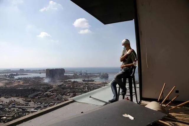 ▲8月6日，一名男子坐在黎巴嫩贝鲁特被爆炸损毁的自家阳台上。新华社/法新