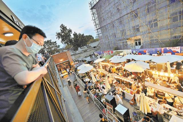 (上周六晚,在隆福大厦,不少市民逛国潮夜市,选购书籍和文创产品.