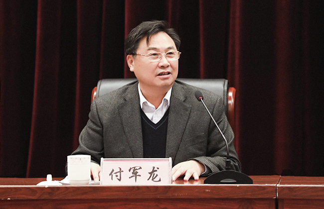 正文    据官方简历,付军龙生于1957年11月,1983年从哈尔滨师范大学