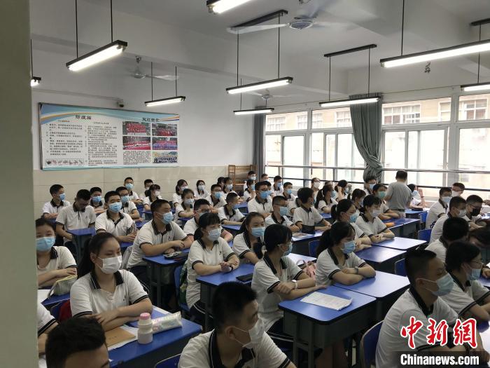 学生佩戴口罩返校复课 张芹 摄