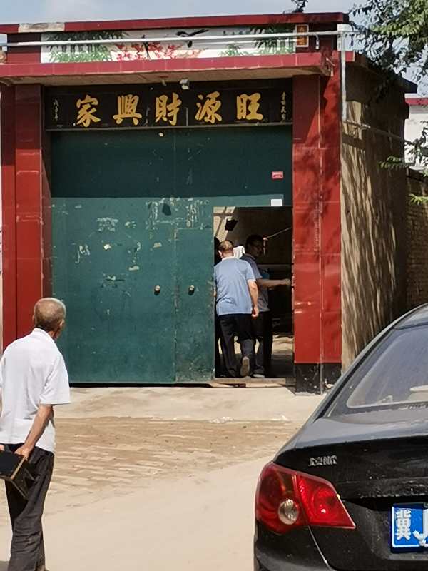 办案人员进入宋某某家中调查。 新京报记者刘瑞明摄