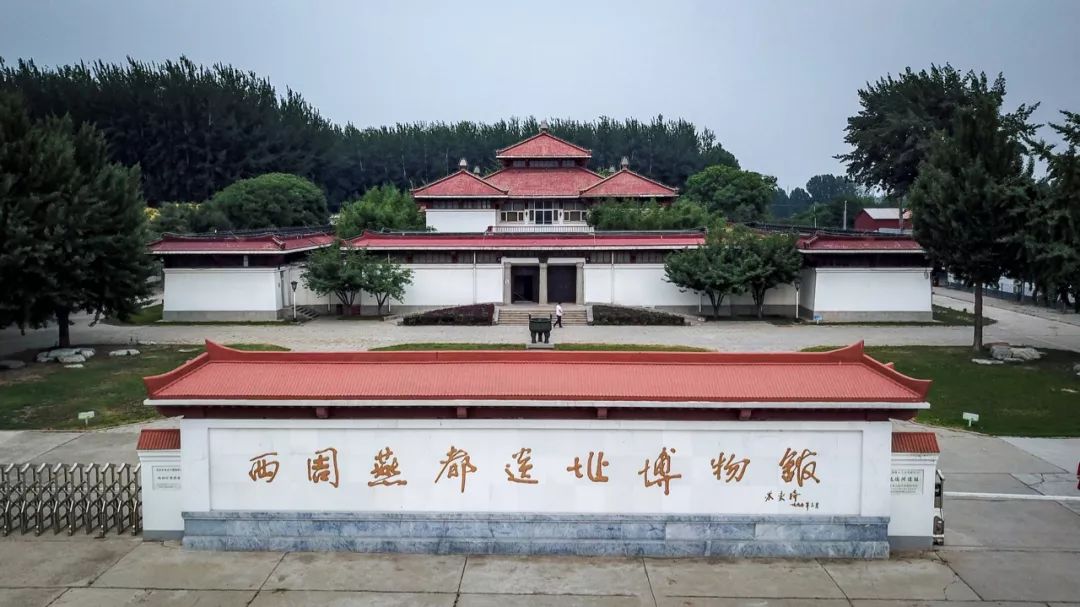 (周口店北京人遗址)来房山,我们到南窖访古村,到青龙湖品红酒,去长阳