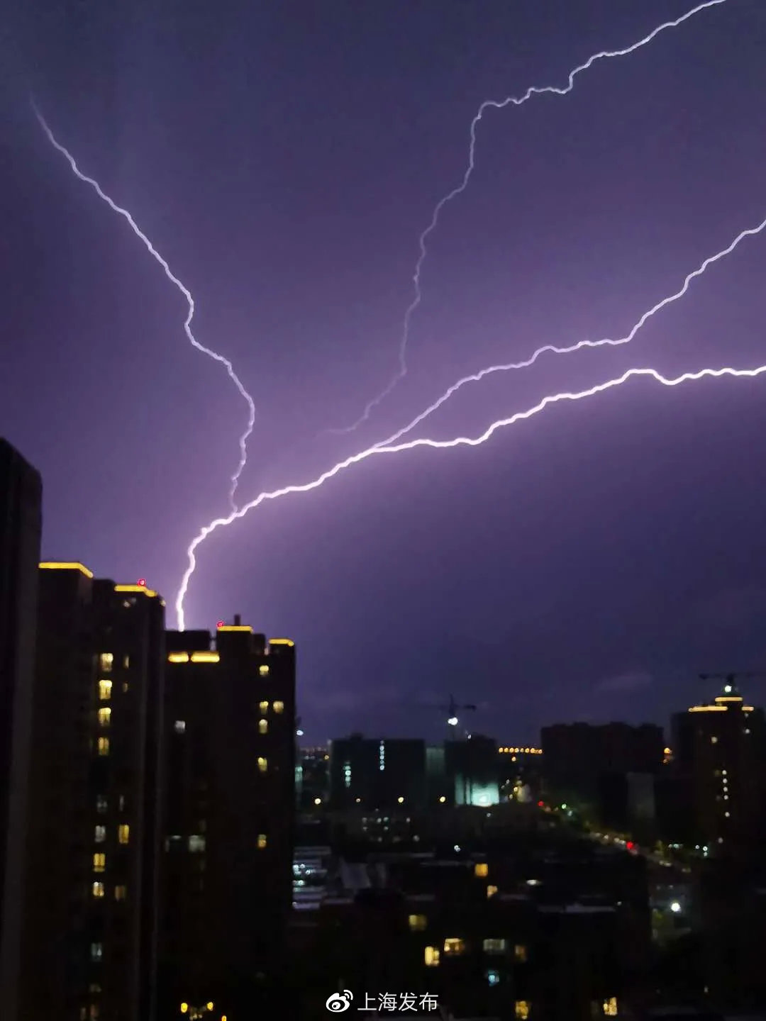 震撼上海东方明珠塔被闪电击中堪比特效大片