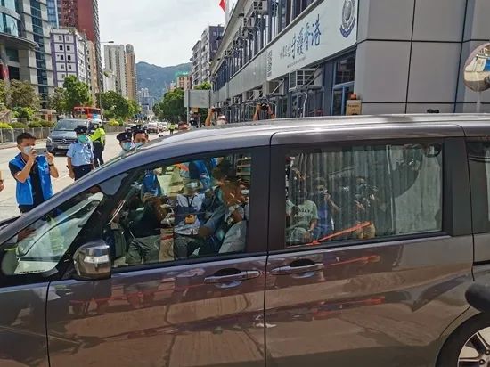 警方从壹传媒总部带走大批物证。图源：点新闻
