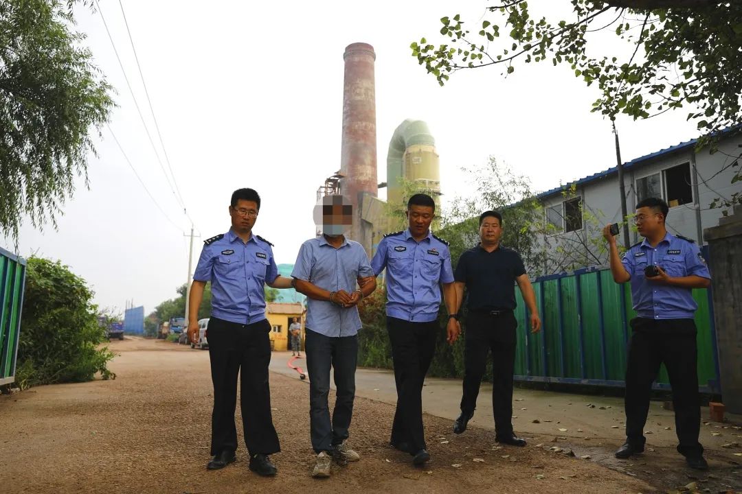 青岛一砖厂,男子数刀捅死工友!潜逃15年落网,80多岁老母亲"立功"