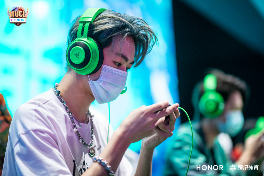 r1se成员何洛洛在wucl总决赛表演赛中本届wucl覆盖海内外众多高校,还