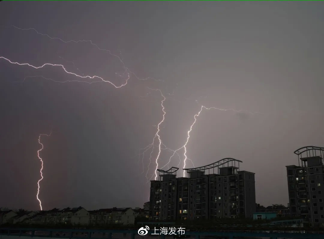 震撼上海东方明珠塔被闪电击中堪比特效大片