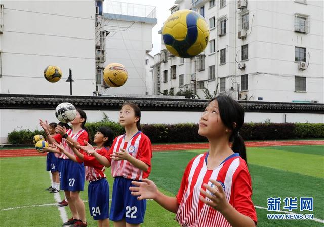 8月10日,江苏省苏州市东大街小学的女足球队员在进行训练.