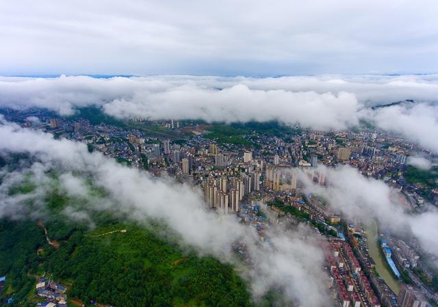 航拍绿意盎然的山城吉首