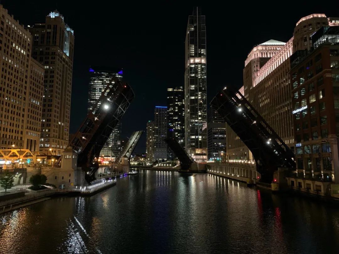 可怕芝加哥变哥谭市商业街遭打砸抢洗劫市中心一度封城