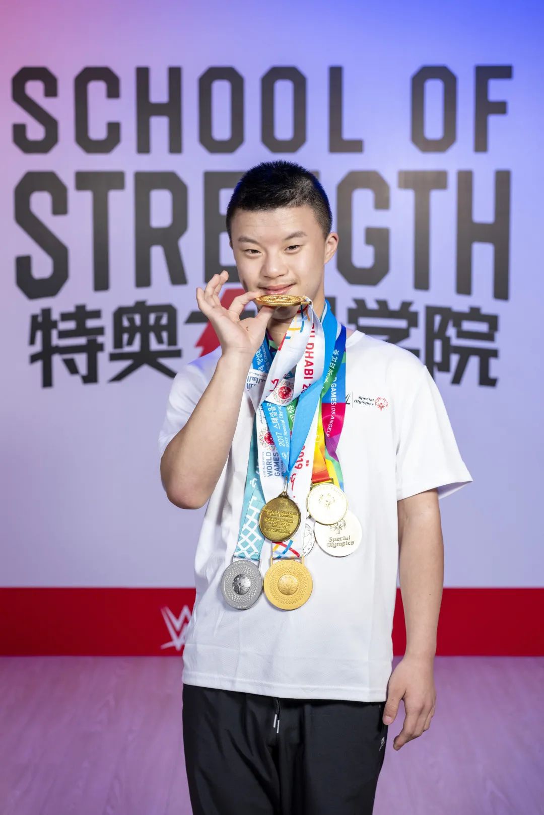 特奥足球与乒乓球运动员王佳莉  --特奥运动员,体操冠军李想