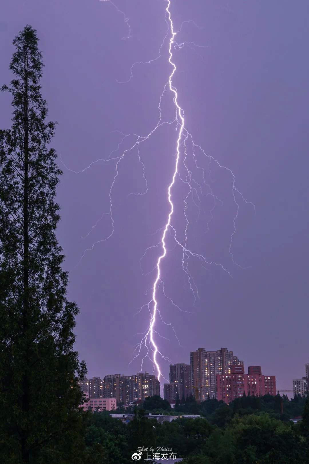 震撼上海东方明珠塔被闪电击中堪比特效大片