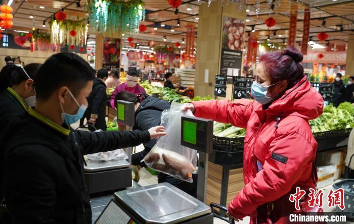 资料图：江西省新余市一家大型超市内，市民有序购物。　赵春亮 摄