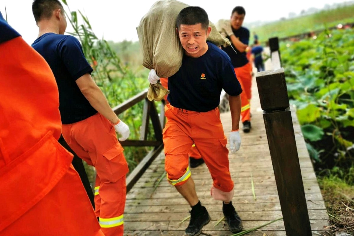 在安徽抗洪的北京消防员到大堤上就是来干活出力的