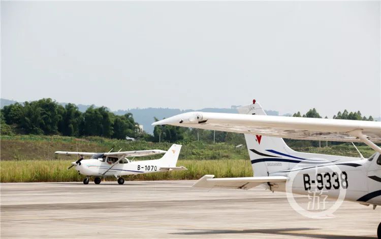 在45分钟跨多区域的转场飞行中,飞机先后跨越了泸州,隆昌等4个地区