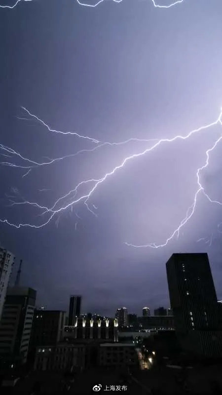 震撼上海东方明珠塔被闪电击中堪比特效大片