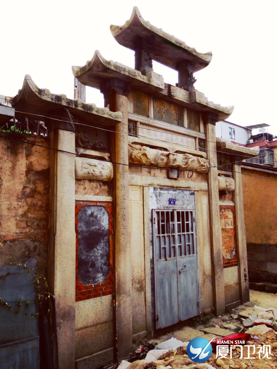 厦门这两座被嵌进墙里的贞节牌坊 上面都有 天官献瑞 人物雕像 喻意你懂么 节孝坊 牌坊 厦门 新浪新闻