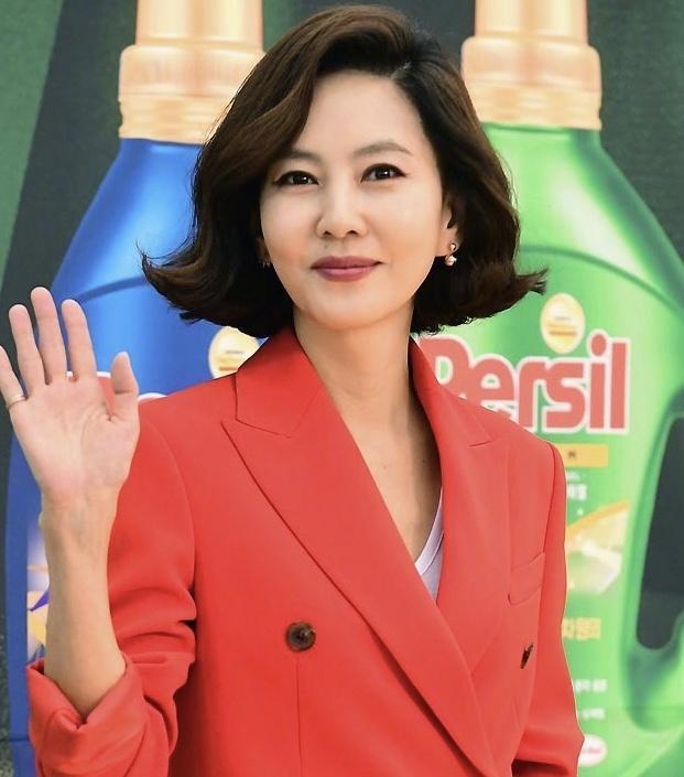 "金南珠"不愧是韩国气场女王,穿红色西装套装太飒,短发真高级|金南珠|