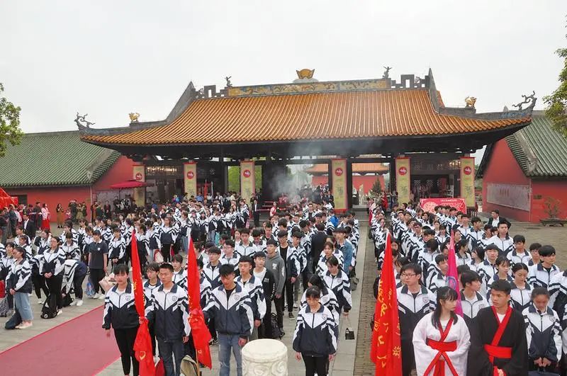 南宁市英华学校:树"一轴两翼"品牌  助学子成人成才