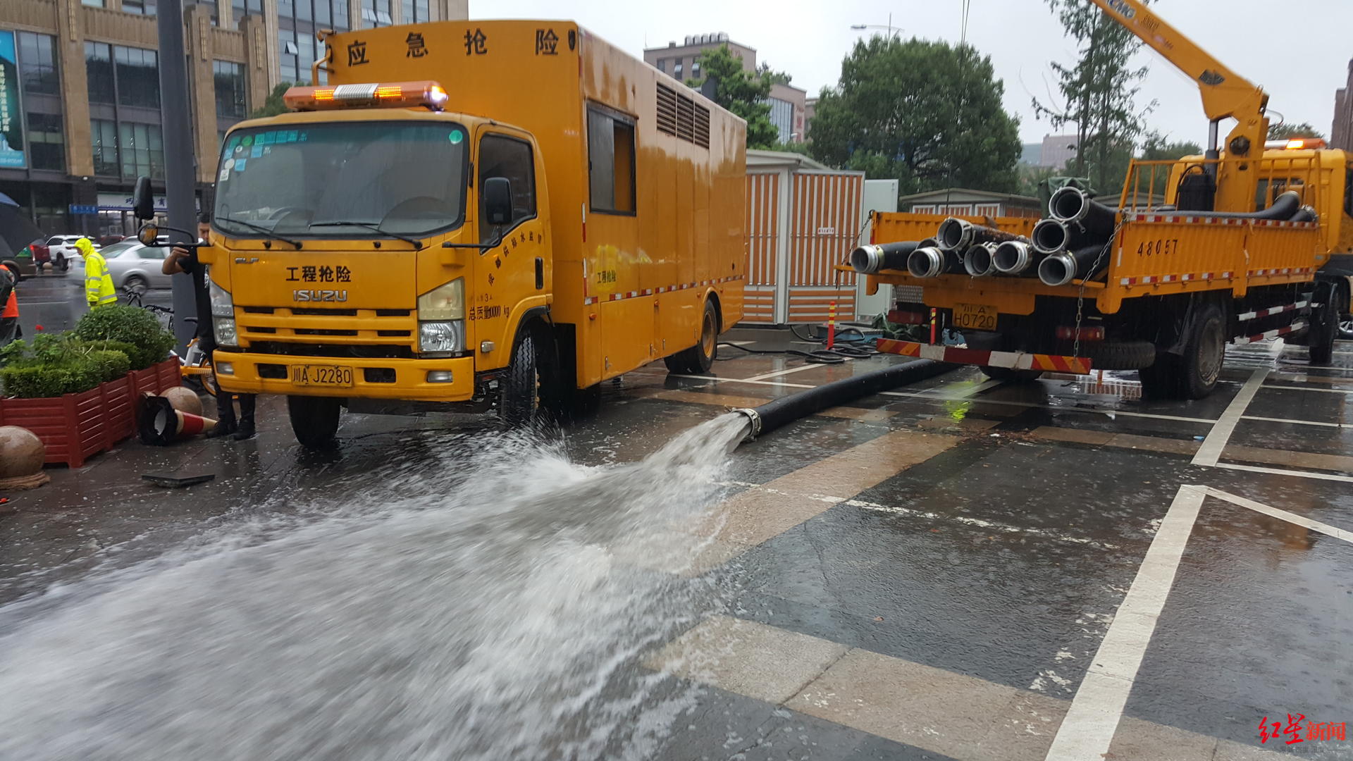 下穿隧道积水严重,移动抽水泵车来帮忙|抽水|泵车|泵站_新浪新闻