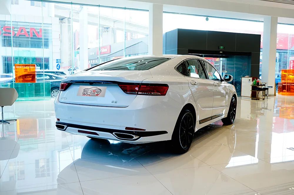 新车特点:一,新增熏黑运动套件,包括门把手,轮毂,侧裙及尾部共4处二