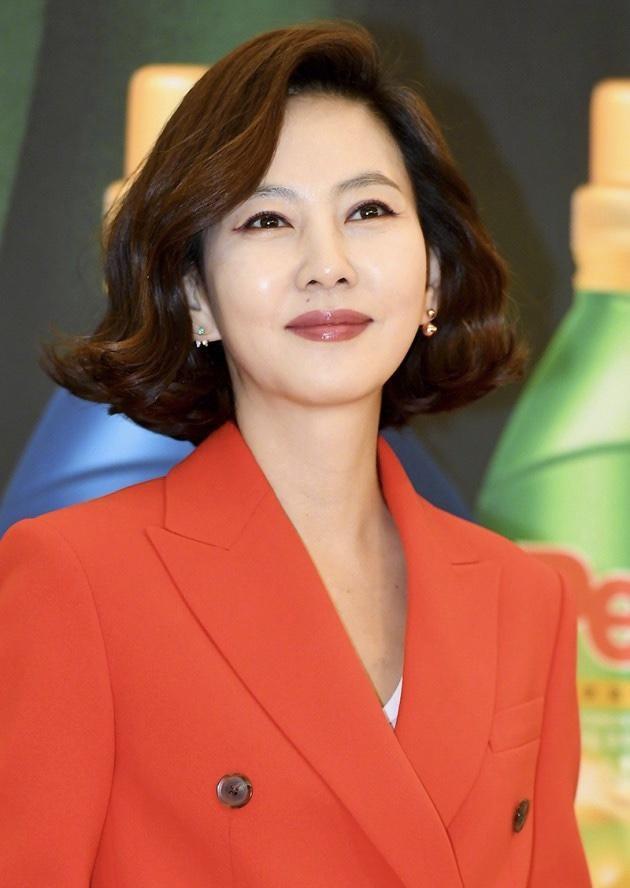 金南珠不愧是韩国气场女王,穿红色西装套装太飒,短发真高级