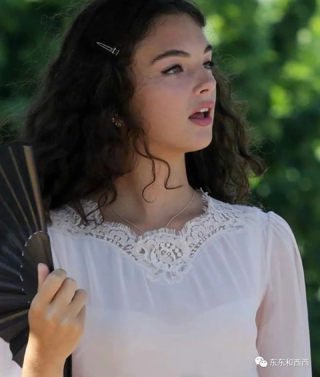 她生下戴娃·卡索,孩儿她爸是法国国宝级男演员文森特·卡索↓↓长得