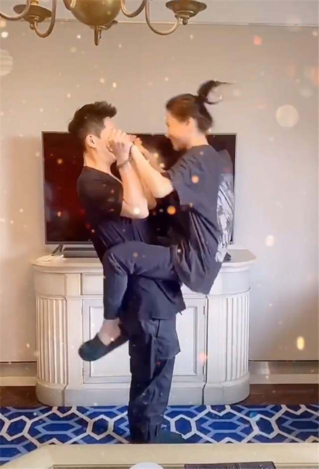 何超莲验收窦骁健身成果秀恩爱同居生活十分甜蜜