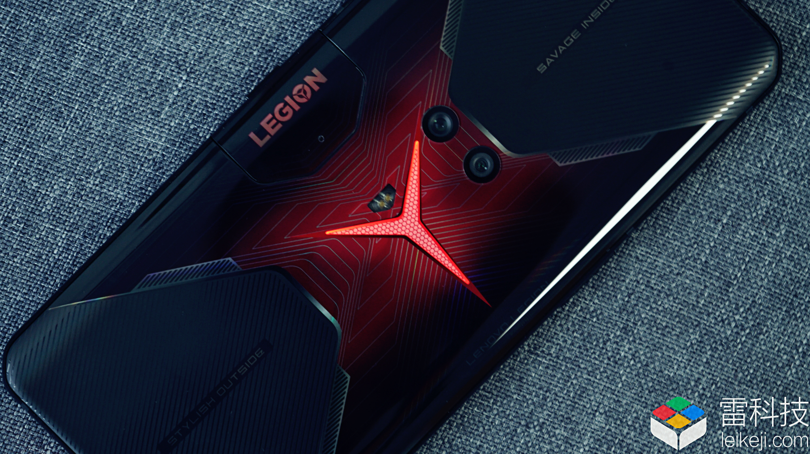 后置镜头下方的"y"型logo灯,是联想拯救者系列独有的标志.
