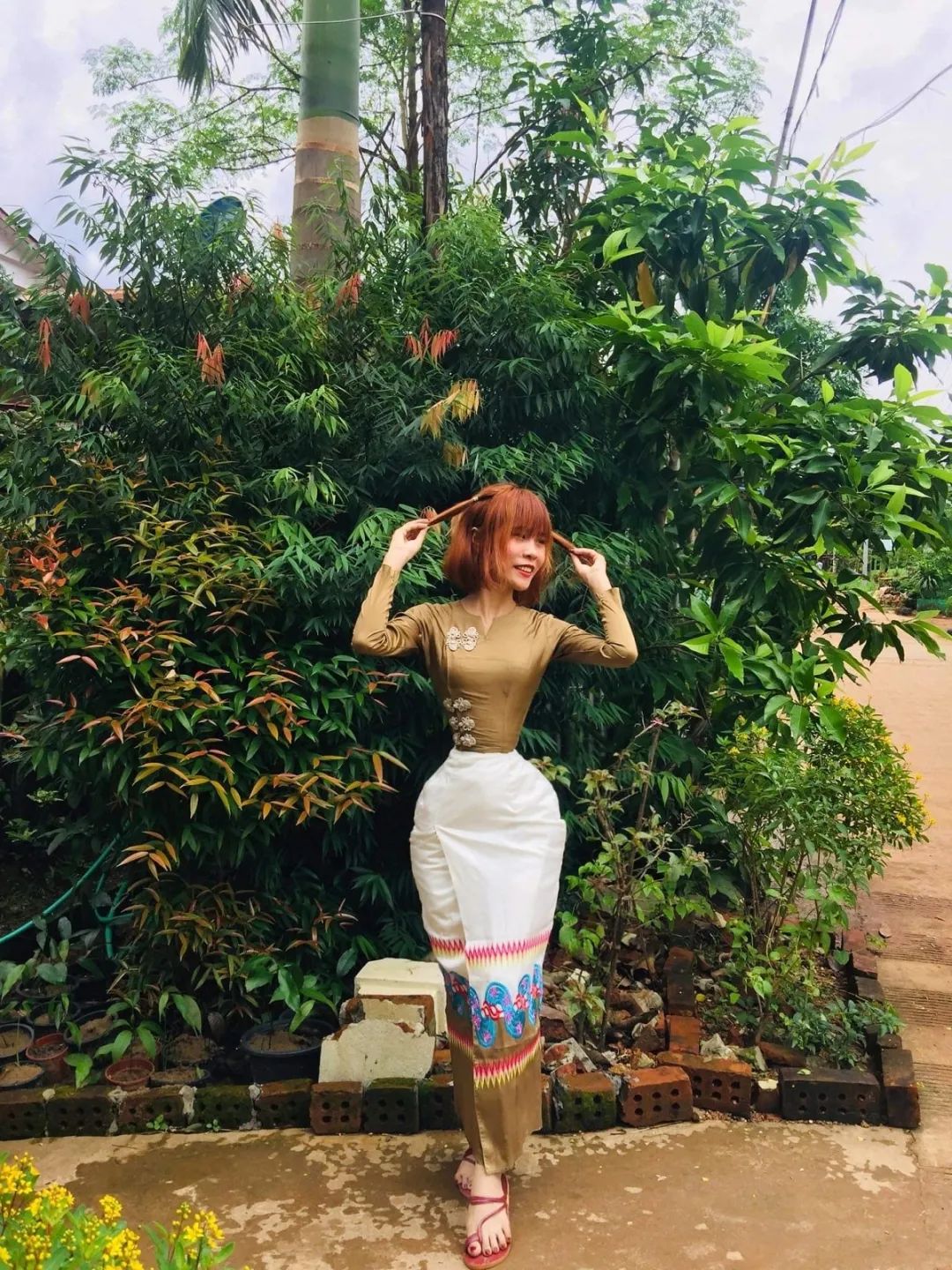 95后缅甸小妹成全球第一细腰不是吧我小腿都比她的腰粗