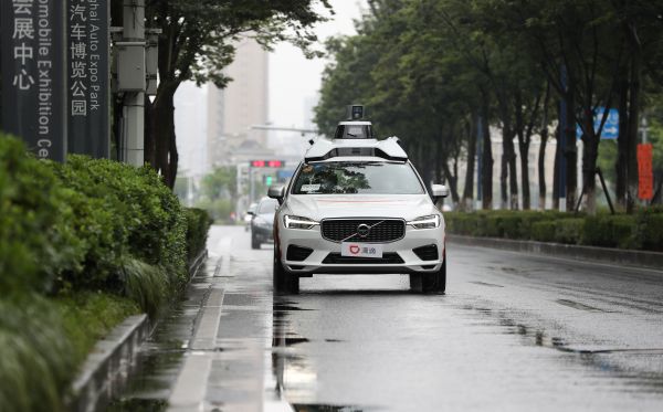 资料图片: 6月27日,上海启动智能网联汽车规模化示范应用,图为一辆智能网联汽车在路上行驶。 新华社记者丁汀摄