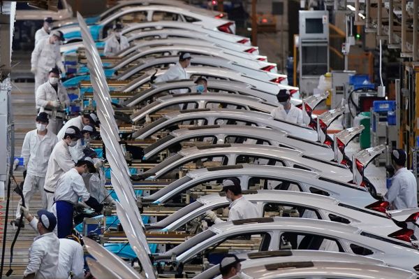 中国武汉一汽车厂的工人在生产线上工作（路透社）