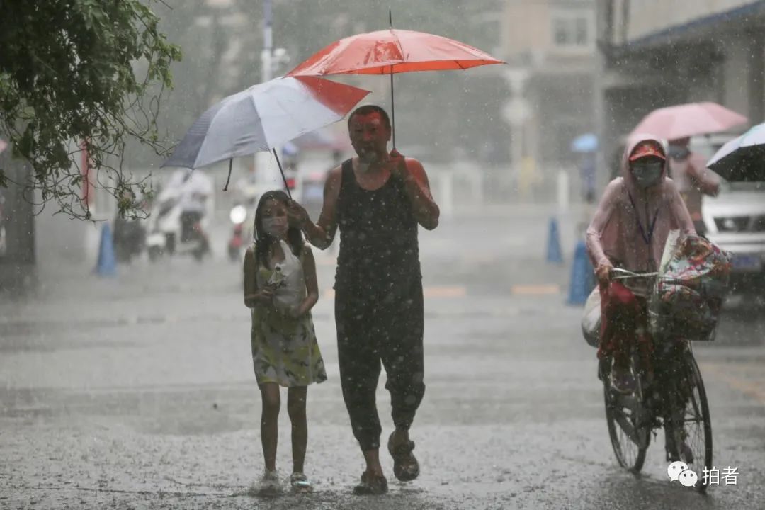  △ 复兴路，市民冒雨出行。摄影/新京报记者郑新洽