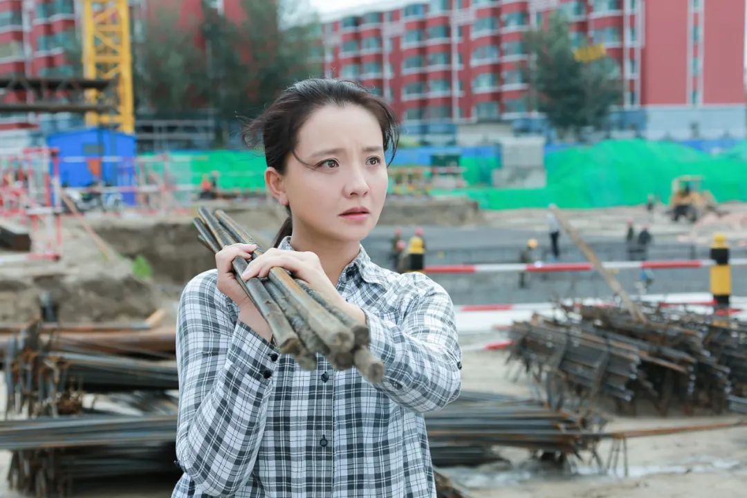 比如剧集一开始,高娃的公婆为了让她摆脱贫困主动帮其相亲,听着别人说