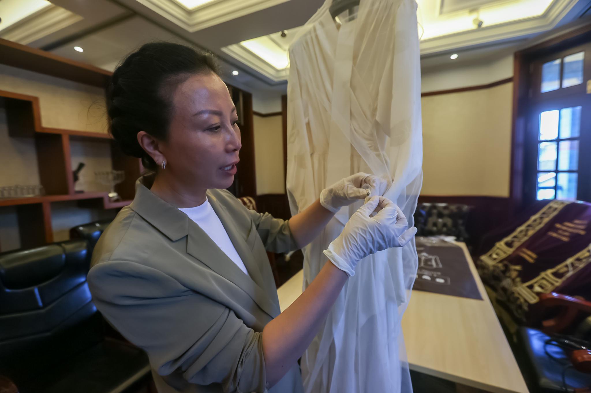 上海象王洗衣公司总经理曹立萍介绍重量级文物——二战上海犹太难民