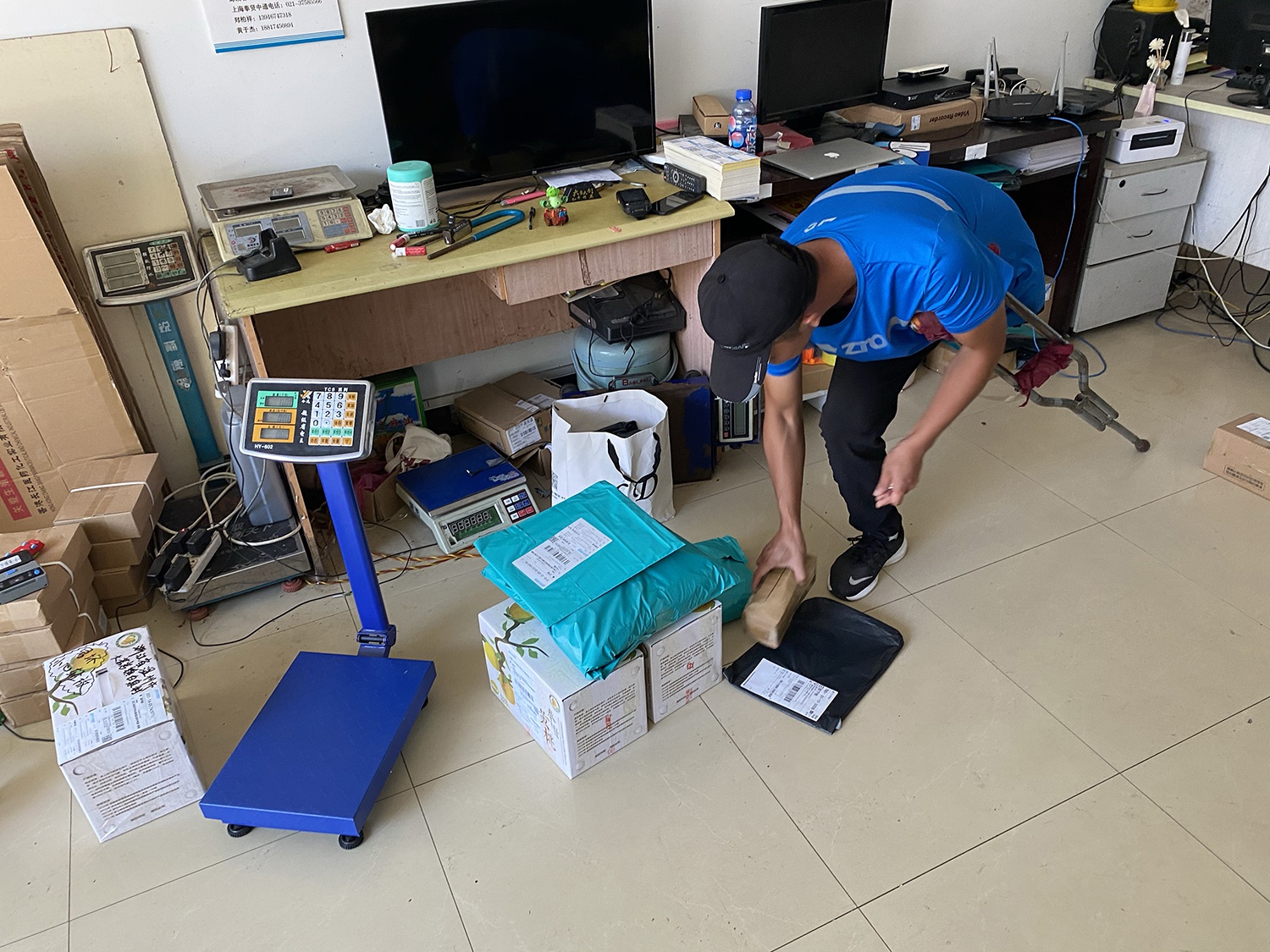 沈光宇称重扫描将要派送的包裹.中通快递供图
