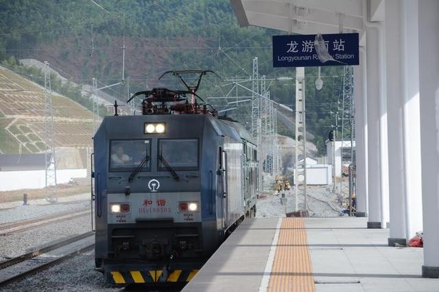 8时19分,试验列车驶入龙游南站.