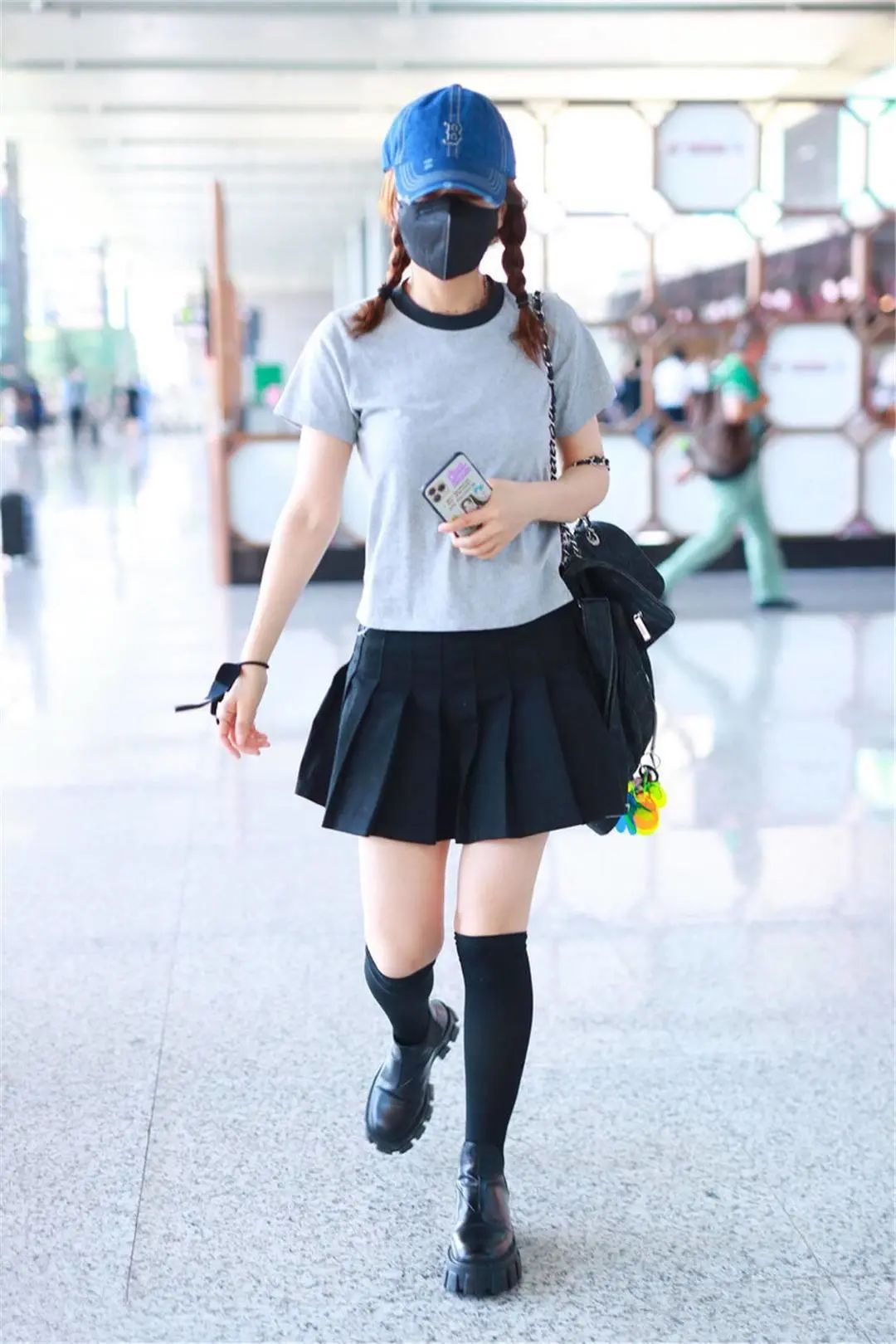 吴昕机场秀"女团腿",灰t恤百褶裙配双麻花辫,妥妥的18岁少女