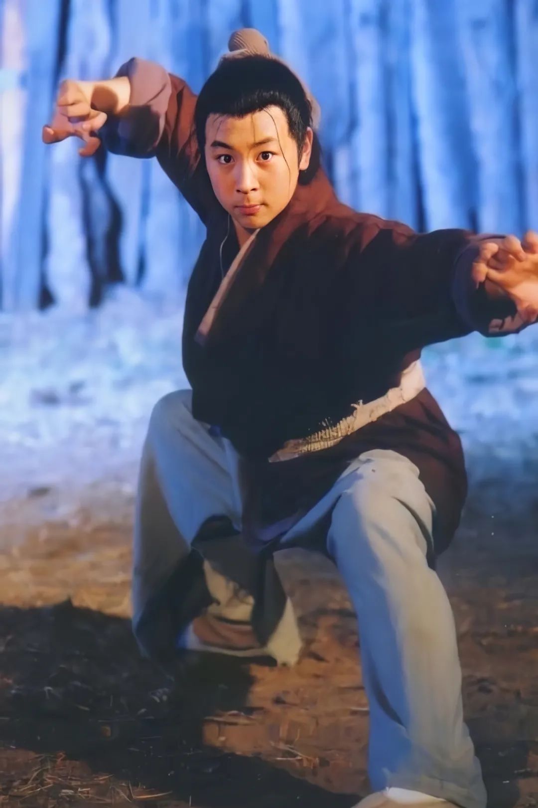 还记得《倚天屠龙记》里的少年张无忌吗?他现在长这样__财经头条