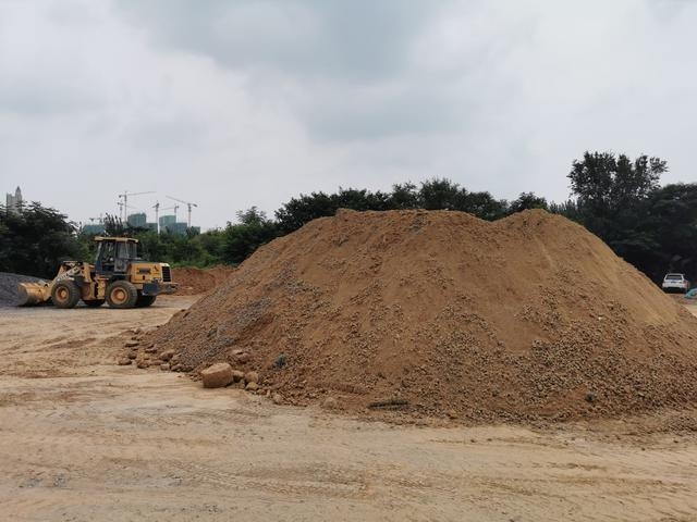 拆迁工地堆积沙石被责令搬离,却一直大门紧闭