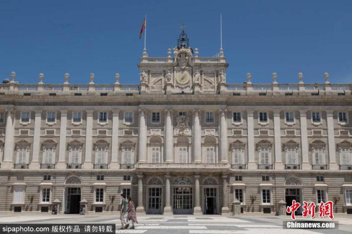 当地时间6月10日，西班牙马德里，马德里皇宫（The Royal Palace of Madrid）重新对公众开放。图片来源：Sipaphoto 版权作品 禁止转载